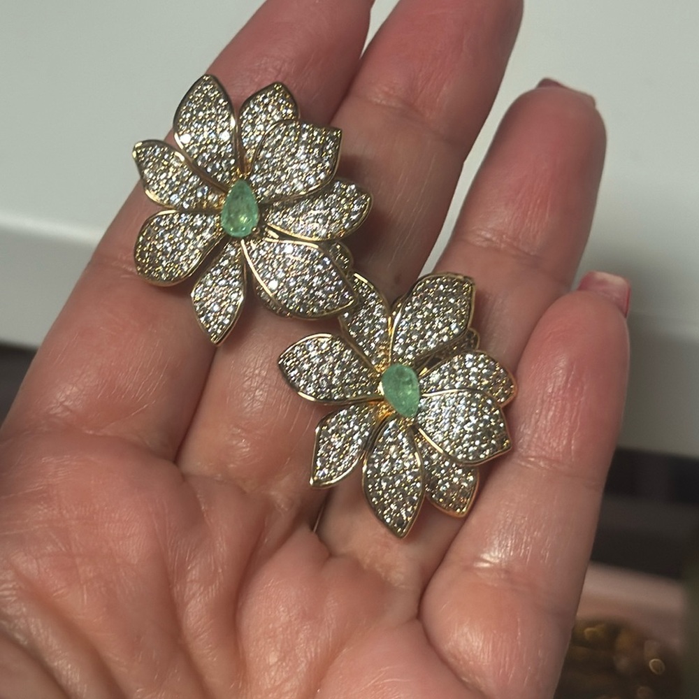 Beautiful 18k gold plated flower earrings !